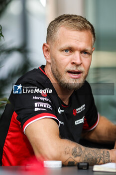 2024-09-19 - MAGNUSSEN Kevin (den), Haas F1 Team VF-24 Ferrari, portrait during the Formula 1 Singapore Grand Prix 2024, 18th round of the 2024 Formula One World Championship from September 20 to 22, 2024 on the Marina Bay Circuit, in Singapore, Singapore - F1 - SINGAPORE GRAND PRIX 2024 - FORMULA 1 - MOTORS