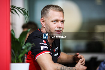 2024-09-19 - MAGNUSSEN Kevin (den), Haas F1 Team VF-24 Ferrari, portrait during the Formula 1 Singapore Grand Prix 2024, 18th round of the 2024 Formula One World Championship from September 20 to 22, 2024 on the Marina Bay Circuit, in Singapore, Singapore - F1 - SINGAPORE GRAND PRIX 2024 - FORMULA 1 - MOTORS