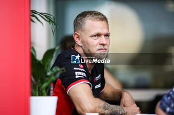 2024-09-19 - MAGNUSSEN Kevin (den), Haas F1 Team VF-24 Ferrari, portrait during the Formula 1 Singapore Grand Prix 2024, 18th round of the 2024 Formula One World Championship from September 20 to 22, 2024 on the Marina Bay Circuit, in Singapore, Singapore - F1 - SINGAPORE GRAND PRIX 2024 - FORMULA 1 - MOTORS