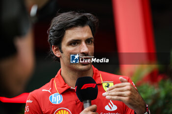 2024-09-19 - SAINZ Carlos (spa), Scuderia Ferrari SF-24, portrait during the Formula 1 Singapore Grand Prix 2024, 18th round of the 2024 Formula One World Championship from September 20 to 22, 2024 on the Marina Bay Circuit, in Singapore, Singapore - F1 - SINGAPORE GRAND PRIX 2024 - FORMULA 1 - MOTORS