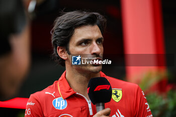 2024-09-19 - SAINZ Carlos (spa), Scuderia Ferrari SF-24, portrait during the Formula 1 Singapore Grand Prix 2024, 18th round of the 2024 Formula One World Championship from September 20 to 22, 2024 on the Marina Bay Circuit, in Singapore, Singapore - F1 - SINGAPORE GRAND PRIX 2024 - FORMULA 1 - MOTORS