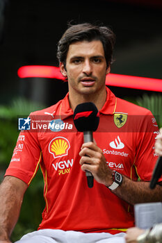 2024-09-19 - SAINZ Carlos (spa), Scuderia Ferrari SF-24, portrait during the Formula 1 Singapore Grand Prix 2024, 18th round of the 2024 Formula One World Championship from September 20 to 22, 2024 on the Marina Bay Circuit, in Singapore, Singapore - F1 - SINGAPORE GRAND PRIX 2024 - FORMULA 1 - MOTORS