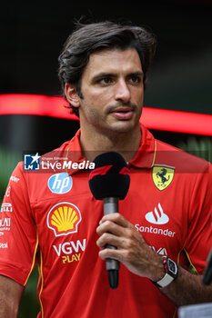 2024-09-19 - SAINZ Carlos (spa), Scuderia Ferrari SF-24, portrait during the Formula 1 Singapore Grand Prix 2024, 18th round of the 2024 Formula One World Championship from September 20 to 22, 2024 on the Marina Bay Circuit, in Singapore, Singapore - F1 - SINGAPORE GRAND PRIX 2024 - FORMULA 1 - MOTORS