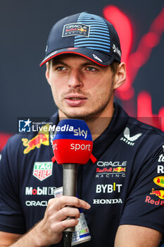 2024-09-19 - VERSTAPPEN Max (ned), Red Bull Racing RB20, portrait during the Formula 1 Singapore Grand Prix 2024, 18th round of the 2024 Formula One World Championship from September 20 to 22, 2024 on the Marina Bay Circuit, in Singapore, Singapore - F1 - SINGAPORE GRAND PRIX 2024 - FORMULA 1 - MOTORS