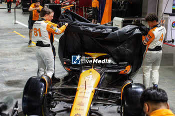 2024-09-19 - PIASTRI Oscar (aus), McLaren F1 Team MCL38, portrait NORRIS Lando (gbr), McLaren F1 Team MCL38, portrait BROWN Zak (usa), CEO of of McLaren Racing, portrait reveal special livery during the Formula 1 Singapore Grand Prix 2024, 18th round of the 2024 Formula One World Championship from September 20 to 22, 2024 on the Marina Bay Circuit, in Singapore, Singapore - F1 - SINGAPORE GRAND PRIX 2024 - FORMULA 1 - MOTORS