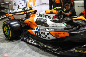 2024-09-19 - McLaren F1 Team special livery OKX partnership during the Formula 1 Singapore Grand Prix 2024, 18th round of the 2024 Formula One World Championship from September 20 to 22, 2024 on the Marina Bay Circuit, in Singapore, Singapore - F1 - SINGAPORE GRAND PRIX 2024 - FORMULA 1 - MOTORS