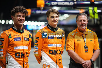 2024-09-19 - NORRIS Lando (gbr), McLaren F1 Team MCL38, portrait PIASTRI Oscar (aus), McLaren F1 Team MCL38, portrait BROWN Zak (usa), CEO of of McLaren Racing, portrait during the Formula 1 Singapore Grand Prix 2024, 18th round of the 2024 Formula One World Championship from September 20 to 22, 2024 on the Marina Bay Circuit, in Singapore, Singapore - F1 - SINGAPORE GRAND PRIX 2024 - FORMULA 1 - MOTORS