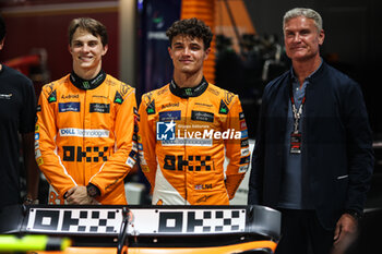 2024-09-19 - PIASTRI Oscar (aus), McLaren F1 Team MCL38, portrait NORRIS Lando (gbr), McLaren F1 Team MCL38, portrait David Coulthard former F1 driver during the Formula 1 Singapore Grand Prix 2024, 18th round of the 2024 Formula One World Championship from September 20 to 22, 2024 on the Marina Bay Circuit, in Singapore, Singapore - F1 - SINGAPORE GRAND PRIX 2024 - FORMULA 1 - MOTORS