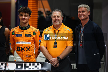 2024-09-19 - NORRIS Lando (gbr), McLaren F1 Team MCL38, portrait BROWN Zak (usa), CEO of of McLaren Racing, portrait David Coulthard former f1 driver during the Formula 1 Singapore Grand Prix 2024, 18th round of the 2024 Formula One World Championship from September 20 to 22, 2024 on the Marina Bay Circuit, in Singapore, Singapore - F1 - SINGAPORE GRAND PRIX 2024 - FORMULA 1 - MOTORS