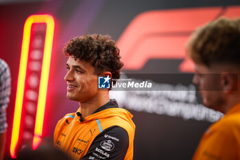 2024-09-19 - NORRIS Lando (gbr), McLaren F1 Team MCL38, portrait during the Formula 1 Singapore Grand Prix 2024, 18th round of the 2024 Formula One World Championship from September 20 to 22, 2024 on the Marina Bay Circuit, in Singapore, Singapore - F1 - SINGAPORE GRAND PRIX 2024 - FORMULA 1 - MOTORS