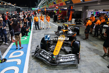 2024-09-19 - 04 NORRIS Lando (gbr), McLaren F1 Team MCL38, action special livery during the Formula 1 Singapore Grand Prix 2024, 18th round of the 2024 Formula One World Championship from September 20 to 22, 2024 on the Marina Bay Circuit, in Singapore, Singapore - F1 - SINGAPORE GRAND PRIX 2024 - FORMULA 1 - MOTORS