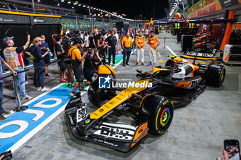 2024-09-19 - 04 NORRIS Lando (gbr), McLaren F1 Team MCL38, action special livery during the Formula 1 Singapore Grand Prix 2024, 18th round of the 2024 Formula One World Championship from September 20 to 22, 2024 on the Marina Bay Circuit, in Singapore, Singapore - F1 - SINGAPORE GRAND PRIX 2024 - FORMULA 1 - MOTORS