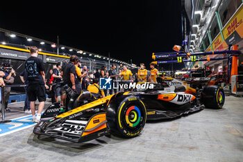 2024-09-19 - 04 NORRIS Lando (gbr), McLaren F1 Team MCL38, action special livery during the Formula 1 Singapore Grand Prix 2024, 18th round of the 2024 Formula One World Championship from September 20 to 22, 2024 on the Marina Bay Circuit, in Singapore, Singapore - F1 - SINGAPORE GRAND PRIX 2024 - FORMULA 1 - MOTORS