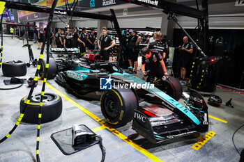 2024-09-19 - 63 RUSSELL George (gbr), Mercedes AMG F1 Team W15, action special livery during the Formula 1 Singapore Grand Prix 2024, 18th round of the 2024 Formula One World Championship from September 20 to 22, 2024 on the Marina Bay Circuit, in Singapore, Singapore - F1 - SINGAPORE GRAND PRIX 2024 - FORMULA 1 - MOTORS