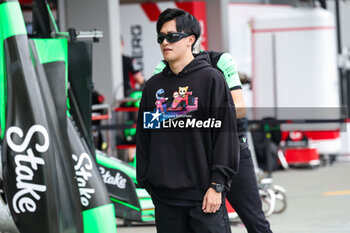 2024-09-19 - ZHOU Guanyu (chi), Stake F1 Team Kick Sauber C44, portrait during the Formula 1 Singapore Grand Prix 2024, 18th round of the 2024 Formula One World Championship from September 20 to 22, 2024 on the Marina Bay Circuit, in Singapore, Singapore - F1 - SINGAPORE GRAND PRIX 2024 - FORMULA 1 - MOTORS