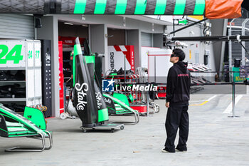 2024-09-19 - ZHOU Guanyu (chi), Stake F1 Team Kick Sauber C44, portrait during the Formula 1 Singapore Grand Prix 2024, 18th round of the 2024 Formula One World Championship from September 20 to 22, 2024 on the Marina Bay Circuit, in Singapore, Singapore - F1 - SINGAPORE GRAND PRIX 2024 - FORMULA 1 - MOTORS