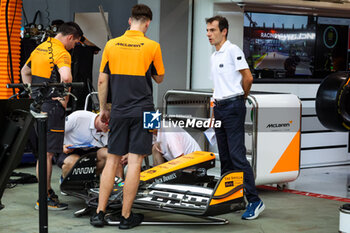 2024-09-19 - FIA scrutineer checking the front wing of the McLaren F1 Team MCL38, during the Formula 1 Singapore Grand Prix 2024, 18th round of the 2024 Formula One World Championship from September 20 to 22, 2024 on the Marina Bay Circuit, in Singapore, Singapore - F1 - SINGAPORE GRAND PRIX 2024 - FORMULA 1 - MOTORS