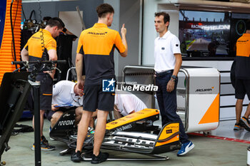 2024-09-19 - FIA scrutineer checking the front wing of the McLaren F1 Team MCL38, during the Formula 1 Singapore Grand Prix 2024, 18th round of the 2024 Formula One World Championship from September 20 to 22, 2024 on the Marina Bay Circuit, in Singapore, Singapore - F1 - SINGAPORE GRAND PRIX 2024 - FORMULA 1 - MOTORS