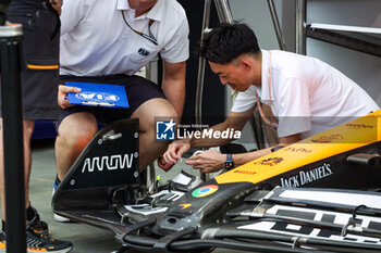 2024-09-19 - FIA scrutineer checking the front wing of the McLaren F1 Team MCL38, during the Formula 1 Singapore Grand Prix 2024, 18th round of the 2024 Formula One World Championship from September 20 to 22, 2024 on the Marina Bay Circuit, in Singapore, Singapore - F1 - SINGAPORE GRAND PRIX 2024 - FORMULA 1 - MOTORS