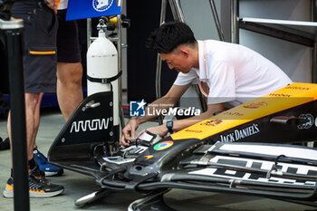 2024-09-19 - FIA scrutineer checking the front wing of the McLaren F1 Team MCL38, during the Formula 1 Singapore Grand Prix 2024, 18th round of the 2024 Formula One World Championship from September 20 to 22, 2024 on the Marina Bay Circuit, in Singapore, Singapore - F1 - SINGAPORE GRAND PRIX 2024 - FORMULA 1 - MOTORS