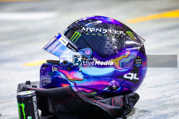 2024-09-19 - NORRIS Lando (gbr), McLaren F1 Team MCL38, Bell helmet during the Formula 1 Singapore Grand Prix 2024, 18th round of the 2024 Formula One World Championship from September 20 to 22, 2024 on the Marina Bay Circuit, in Singapore, Singapore - F1 - SINGAPORE GRAND PRIX 2024 - FORMULA 1 - MOTORS