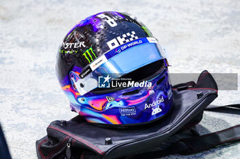 2024-09-19 - NORRIS Lando (gbr), McLaren F1 Team MCL38, Bell helmet during the Formula 1 Singapore Grand Prix 2024, 18th round of the 2024 Formula One World Championship from September 20 to 22, 2024 on the Marina Bay Circuit, in Singapore, Singapore - F1 - SINGAPORE GRAND PRIX 2024 - FORMULA 1 - MOTORS