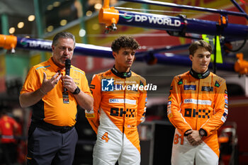 2024-09-19 - BROWN Zak (usa), CEO of of McLaren Racing, NORRIS Lando (gbr), McLaren F1 Team MCL38, PIASTRI Oscar (aus), McLaren F1 Team MCL38, portrait during the Formula 1 Singapore Grand Prix 2024, 18th round of the 2024 Formula One World Championship from September 20 to 22, 2024 on the Marina Bay Circuit, in Singapore, Singapore - F1 - SINGAPORE GRAND PRIX 2024 - FORMULA 1 - MOTORS