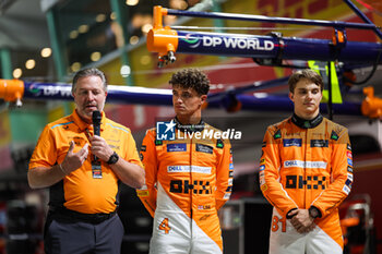 2024-09-19 - BROWN Zak (usa), CEO of of McLaren Racing, NORRIS Lando (gbr), McLaren F1 Team MCL38, PIASTRI Oscar (aus), McLaren F1 Team MCL38, portrait during the Formula 1 Singapore Grand Prix 2024, 18th round of the 2024 Formula One World Championship from September 20 to 22, 2024 on the Marina Bay Circuit, in Singapore, Singapore - F1 - SINGAPORE GRAND PRIX 2024 - FORMULA 1 - MOTORS