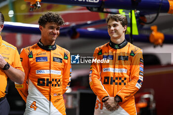 2024-09-19 - NORRIS Lando (gbr), McLaren F1 Team MCL38, PIASTRI Oscar (aus), McLaren F1 Team MCL38, portrait during the Formula 1 Singapore Grand Prix 2024, 18th round of the 2024 Formula One World Championship from September 20 to 22, 2024 on the Marina Bay Circuit, in Singapore, Singapore - F1 - SINGAPORE GRAND PRIX 2024 - FORMULA 1 - MOTORS