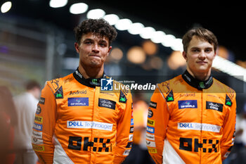 2024-09-19 - NORRIS Lando (gbr), McLaren F1 Team MCL38, PIASTRI Oscar (aus), McLaren F1 Team MCL38, portrait during the Formula 1 Singapore Grand Prix 2024, 18th round of the 2024 Formula One World Championship from September 20 to 22, 2024 on the Marina Bay Circuit, in Singapore, Singapore - F1 - SINGAPORE GRAND PRIX 2024 - FORMULA 1 - MOTORS