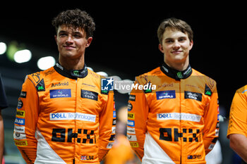 2024-09-19 - NORRIS Lando (gbr), McLaren F1 Team MCL38, PIASTRI Oscar (aus), McLaren F1 Team MCL38, portrait during the Formula 1 Singapore Grand Prix 2024, 18th round of the 2024 Formula One World Championship from September 20 to 22, 2024 on the Marina Bay Circuit, in Singapore, Singapore - F1 - SINGAPORE GRAND PRIX 2024 - FORMULA 1 - MOTORS