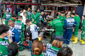 2024-09-19 - FIA Marshal, extraction during the Formula 1 Singapore Grand Prix 2024, 18th round of the 2024 Formula One World Championship from September 20 to 22, 2024 on the Marina Bay Circuit, in Singapore, Singapore - F1 - SINGAPORE GRAND PRIX 2024 - FORMULA 1 - MOTORS