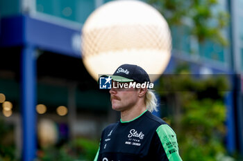 2024-09-19 - BOTTAS Valtteri (fin), Stake F1 Team Kick Sauber C44, portrait during the Formula 1 Singapore Grand Prix 2024, 18th round of the 2024 Formula One World Championship from September 20 to 22, 2024 on the Marina Bay Circuit, in Singapore, Singapore - F1 - SINGAPORE GRAND PRIX 2024 - FORMULA 1 - MOTORS