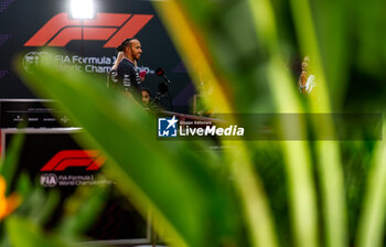 2024-09-19 - HAMILTON Lewis (gbr), Mercedes AMG F1 Team W15, portrait during the Formula 1 Singapore Grand Prix 2024, 18th round of the 2024 Formula One World Championship from September 20 to 22, 2024 on the Marina Bay Circuit, in Singapore, Singapore - F1 - SINGAPORE GRAND PRIX 2024 - FORMULA 1 - MOTORS