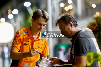 2024-09-19 - PIASTRI Oscar (aus), McLaren F1 Team MCL38, portrait during the Formula 1 Singapore Grand Prix 2024, 18th round of the 2024 Formula One World Championship from September 20 to 22, 2024 on the Marina Bay Circuit, in Singapore, Singapore - F1 - SINGAPORE GRAND PRIX 2024 - FORMULA 1 - MOTORS