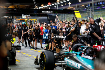 2024-09-19 - Mercedes AMG F1 Team mechanic, mecanicien, mechanics, pitstops during the Formula 1 Singapore Grand Prix 2024, 18th round of the 2024 Formula One World Championship from September 20 to 22, 2024 on the Marina Bay Circuit, in Singapore, Singapore - F1 - SINGAPORE GRAND PRIX 2024 - FORMULA 1 - MOTORS