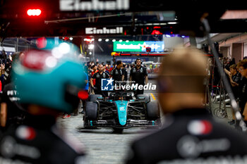 2024-09-19 - Mercedes AMG F1 Team, mechanic, mecanicien, mechanics pits stop during the Formula 1 Singapore Grand Prix 2024, 18th round of the 2024 Formula One World Championship from September 20 to 22, 2024 on the Marina Bay Circuit, in Singapore, Singapore - F1 - SINGAPORE GRAND PRIX 2024 - FORMULA 1 - MOTORS