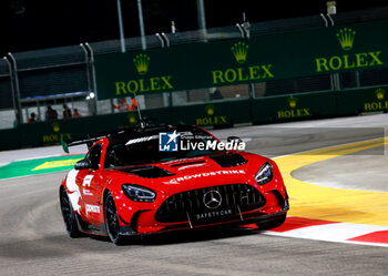 2024-09-19 - Mercedes AMG Safety Car in action during the Formula 1 Singapore Grand Prix 2024, 18th round of the 2024 Formula One World Championship from September 20 to 22, 2024 on the Marina Bay Circuit, in Singapore, Singapore - F1 - SINGAPORE GRAND PRIX 2024 - FORMULA 1 - MOTORS