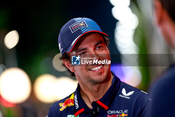 2024-09-19 - PEREZ Sergio (mex), Red Bull Racing RB20, portrait during the Formula 1 Singapore Grand Prix 2024, 18th round of the 2024 Formula One World Championship from September 20 to 22, 2024 on the Marina Bay Circuit, in Singapore, Singapore - F1 - SINGAPORE GRAND PRIX 2024 - FORMULA 1 - MOTORS