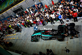 2024-09-19 - Mercedes AMG F1 Team pit stop practice during the Formula 1 Singapore Grand Prix 2024, 18th round of the 2024 Formula One World Championship from September 20 to 22, 2024 on the Marina Bay Circuit, in Singapore, Singapore - F1 - SINGAPORE GRAND PRIX 2024 - FORMULA 1 - MOTORS