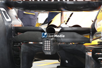 2024-09-20 - McLaren F1 Team MCL38, mechanical detail Higher Downforce Beam Wing during the Formula 1 Singapore Grand Prix 2024, 18th round of the 2024 Formula One World Championship from September 20 to 22, 2024 on the Marina Bay Circuit, in Singapore, Singapore - F1 - SINGAPORE GRAND PRIX 2024 - FORMULA 1 - MOTORS