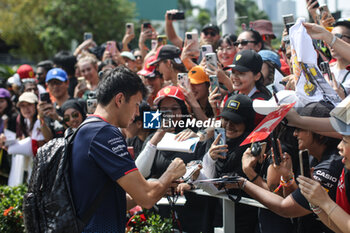 2024-09-20 - ALBON Alexander (tha), Williams Racing FW46, portrait spectators, fans during the Formula 1 Singapore Grand Prix 2024, 18th round of the 2024 Formula One World Championship from September 20 to 22, 2024 on the Marina Bay Circuit, in Singapore, Singapore - F1 - SINGAPORE GRAND PRIX 2024 - FORMULA 1 - MOTORS