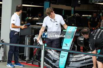 2024-09-20 - FIA scrutineer checking the front wing of the Mercedes AMG F1 Team W15, mechanical detail during the Formula 1 Singapore Grand Prix 2024, 18th round of the 2024 Formula One World Championship from September 20 to 22, 2024 on the Marina Bay Circuit, in Singapore, Singapore - F1 - SINGAPORE GRAND PRIX 2024 - FORMULA 1 - MOTORS