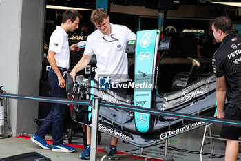 2024-09-20 - FIA scrutineer checking the front wing of the Mercedes AMG F1 Team W15, mechanical detail during the Formula 1 Singapore Grand Prix 2024, 18th round of the 2024 Formula One World Championship from September 20 to 22, 2024 on the Marina Bay Circuit, in Singapore, Singapore - F1 - SINGAPORE GRAND PRIX 2024 - FORMULA 1 - MOTORS