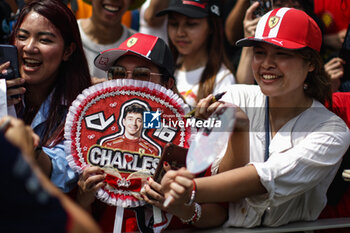 2024-09-20 - Scuderia Ferrari spectators, fans during the Formula 1 Singapore Grand Prix 2024, 18th round of the 2024 Formula One World Championship from September 20 to 22, 2024 on the Marina Bay Circuit, in Singapore, Singapore - F1 - SINGAPORE GRAND PRIX 2024 - FORMULA 1 - MOTORS