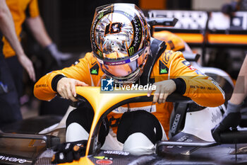 2024-09-20 - PIASTRI Oscar (aus), McLaren F1 Team MCL38, portrait during the Formula 1 Singapore Grand Prix 2024, 18th round of the 2024 Formula One World Championship from September 20 to 22, 2024 on the Marina Bay Circuit, in Singapore, Singapore - F1 - SINGAPORE GRAND PRIX 2024 - FORMULA 1 - MOTORS