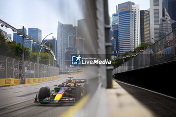 2024-09-20 - 01 VERSTAPPEN Max (nld), Red Bull Racing RB20, action during the Formula 1 Singapore Grand Prix 2024, 18th round of the 2024 Formula One World Championship from September 20 to 22, 2024 on the Marina Bay Circuit, in Singapore, Singapore - F1 - SINGAPORE GRAND PRIX 2024 - FORMULA 1 - MOTORS