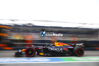 2024-09-20 - 11 PEREZ Sergio (mex), Red Bull Racing RB20, action during the Formula 1 Singapore Grand Prix 2024, 18th round of the 2024 Formula One World Championship from September 20 to 22, 2024 on the Marina Bay Circuit, in Singapore, Singapore - F1 - SINGAPORE GRAND PRIX 2024 - FORMULA 1 - MOTORS