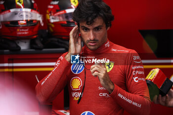 2024-09-20 - SAINZ Carlos (spa), Scuderia Ferrari SF-24, portrait during the Formula 1 Singapore Grand Prix 2024, 18th round of the 2024 Formula One World Championship from September 20 to 22, 2024 on the Marina Bay Circuit, in Singapore, Singapore - F1 - SINGAPORE GRAND PRIX 2024 - FORMULA 1 - MOTORS