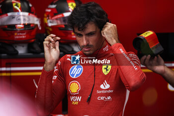 2024-09-20 - SAINZ Carlos (spa), Scuderia Ferrari SF-24, portrait during the Formula 1 Singapore Grand Prix 2024, 18th round of the 2024 Formula One World Championship from September 20 to 22, 2024 on the Marina Bay Circuit, in Singapore, Singapore - F1 - SINGAPORE GRAND PRIX 2024 - FORMULA 1 - MOTORS